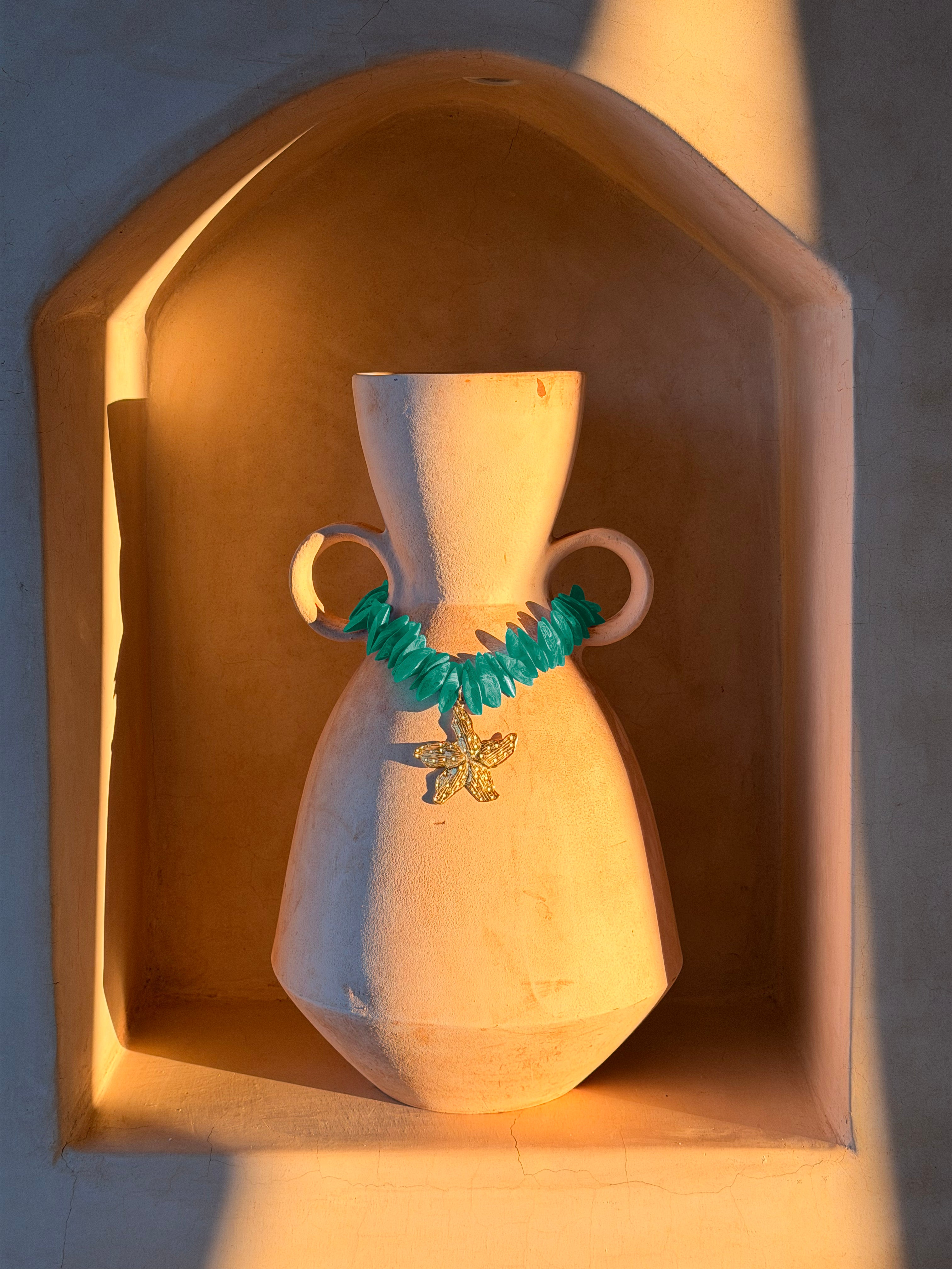 collier en résine de couleur verte translucide avec étoile de mer